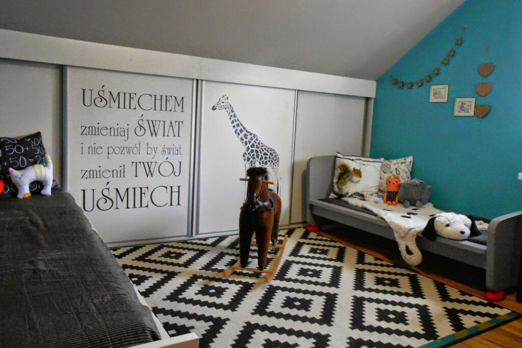 Zabudowa odcinająca skos schodzący do podłogi od reszty pomieszczenia