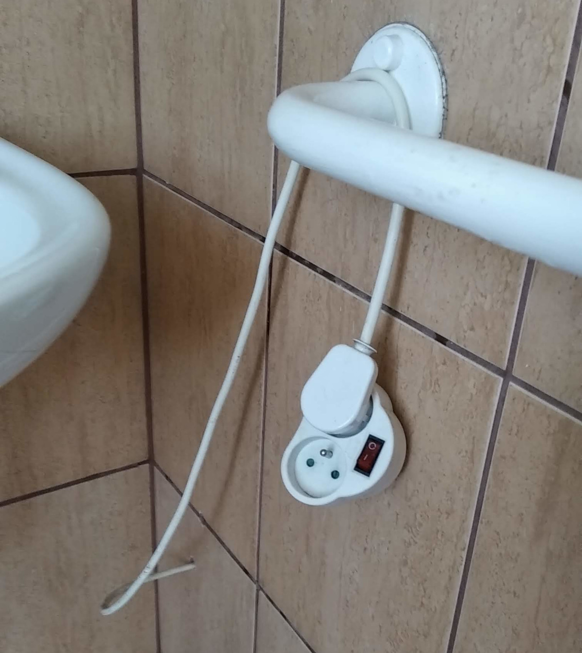 Wyższy poziom projektowania instalacji: przedłużacz przepuszczony przez ścianę