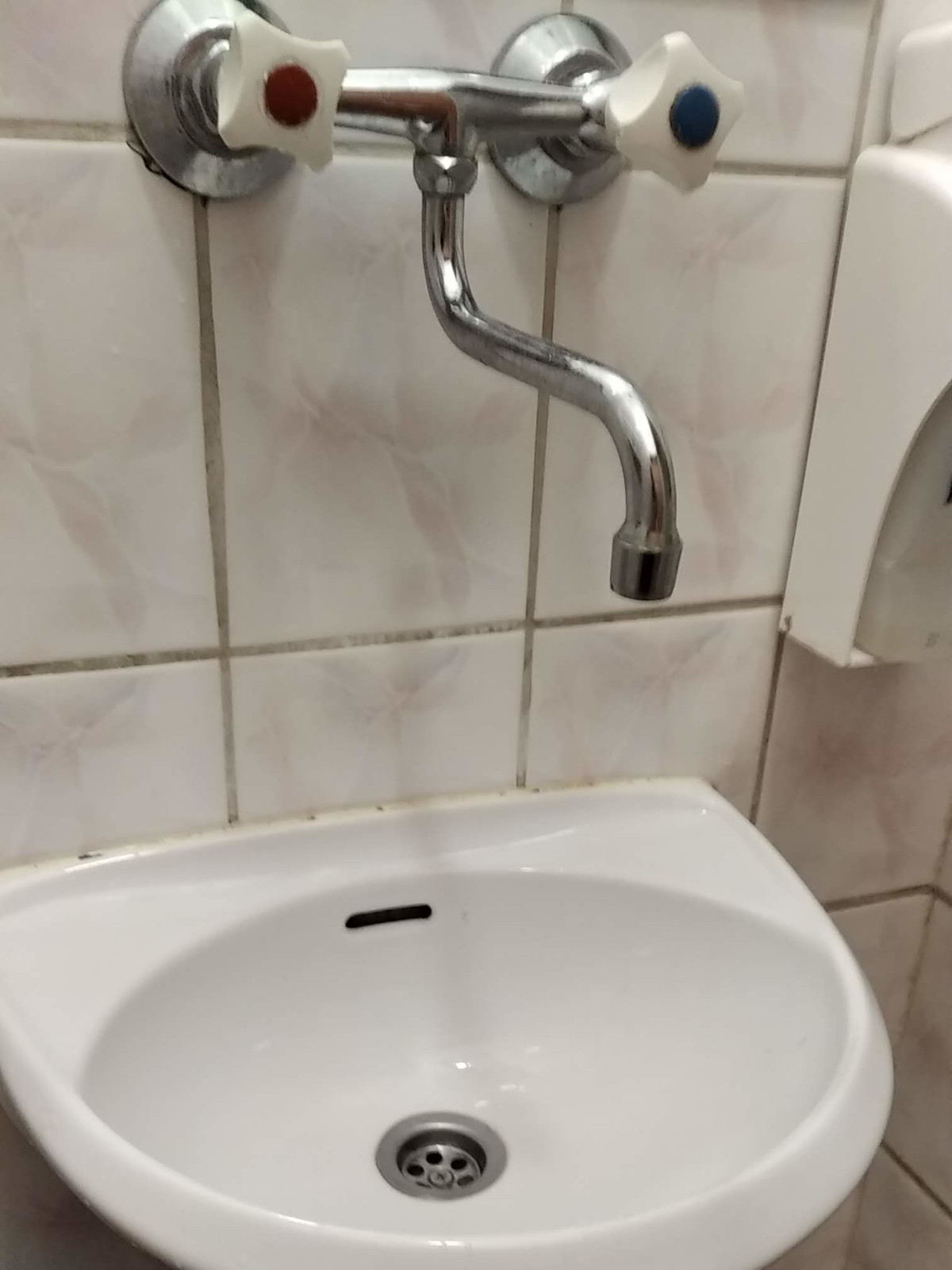 Za mała umywalka, za duża wylewka. Do tego wszystko szkaradne.