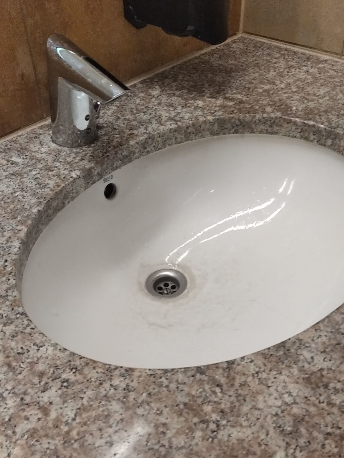 Zbyt krótkie wylewki, to częsty problem umywalek w galeriach handlowych.