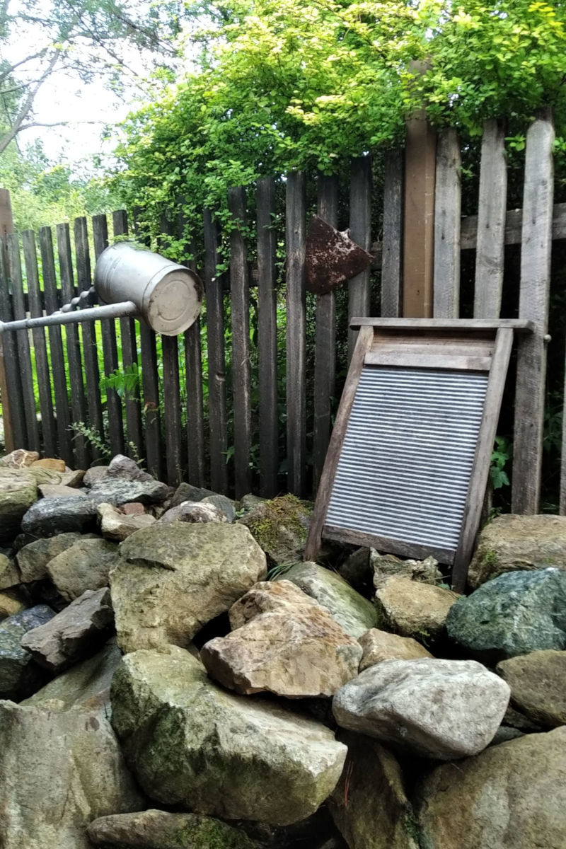 Rustykalny płot, tara do prania, konewka...