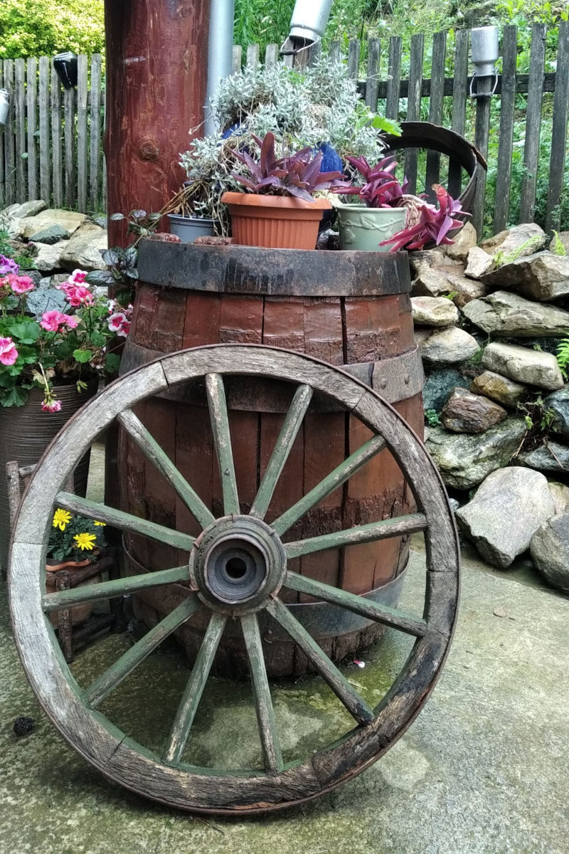 Dodatki nadające wiejskiego klimatu: beczka, koło od wozu, urocze kwiaty...
