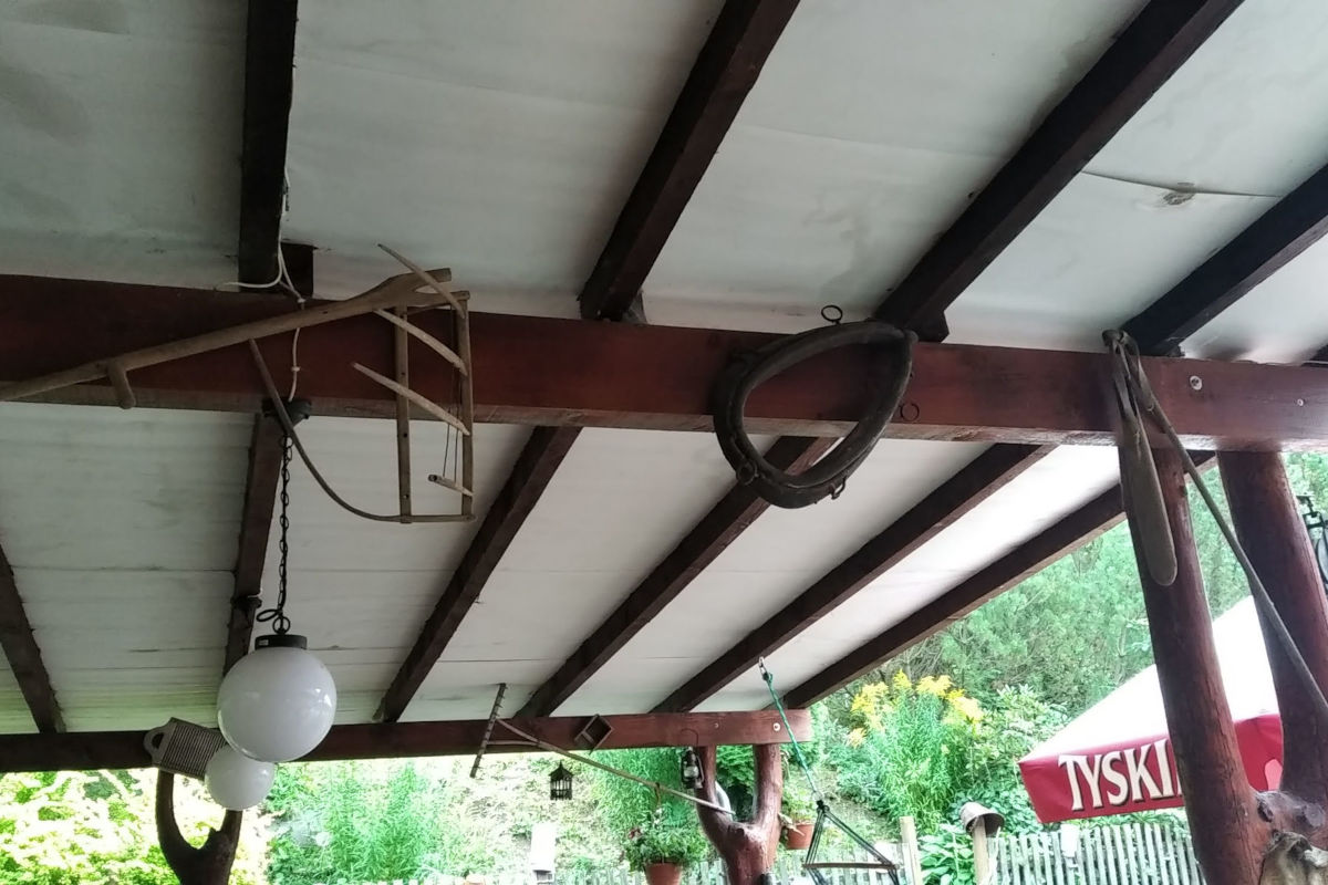 Narzędzia rolnicze zawieszone pod dachem, to bardzo dobry pomysł na rustykalny klimat