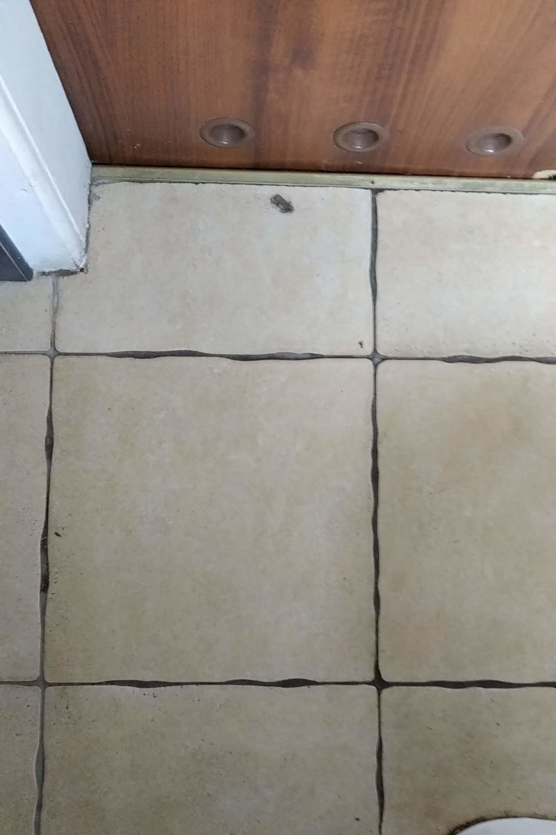 Płytki w łazience - w oryginalnym naturalnym kolorze i o nieregularnych krawędziach