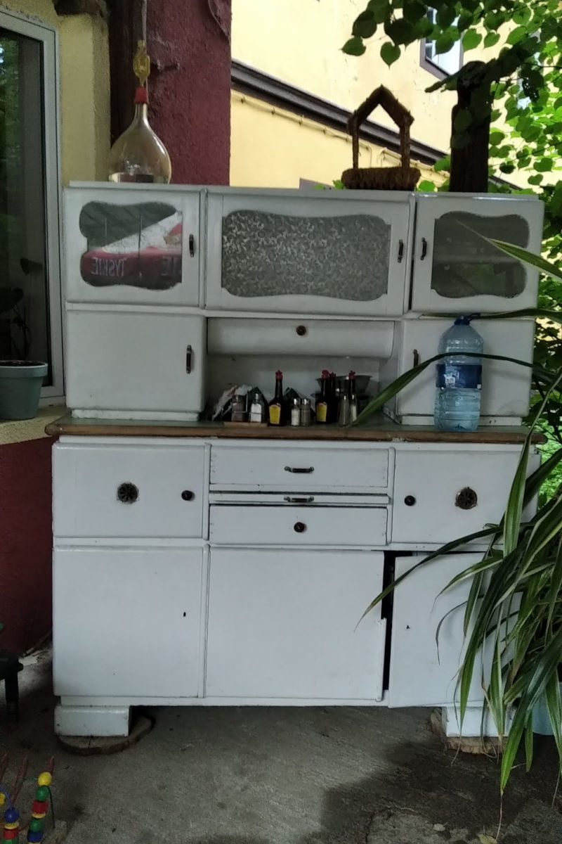 Stary, rustykalny kredens kuchenny