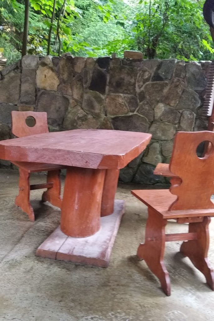 Ciężkie drewniane ławy i krzesła