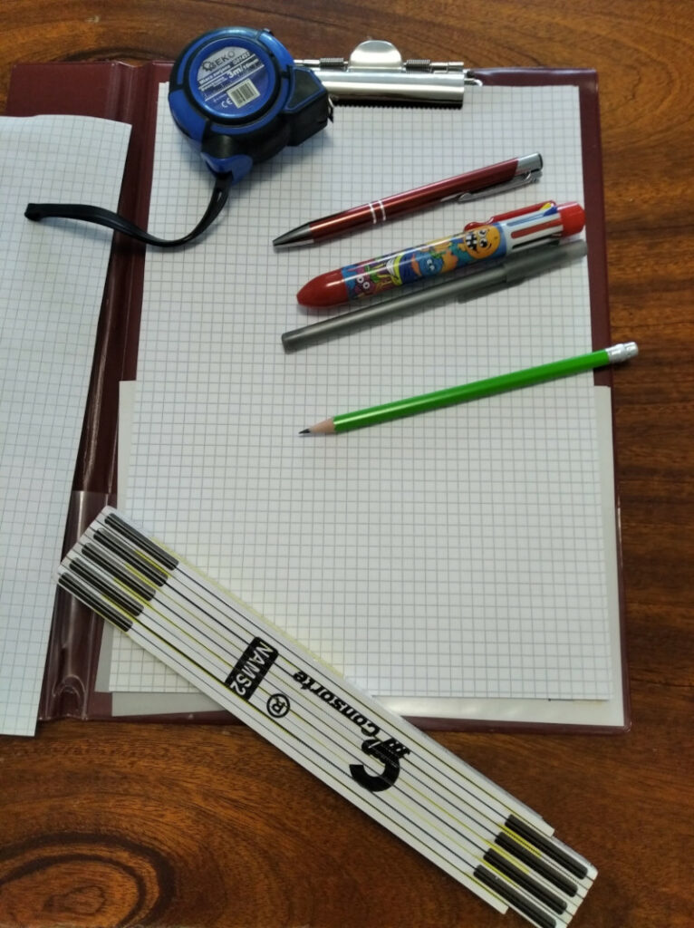 Aby przygotować rysunek wnętrza potrzeba kilku narzędzi: kartek papieru, długopisów, miarki.